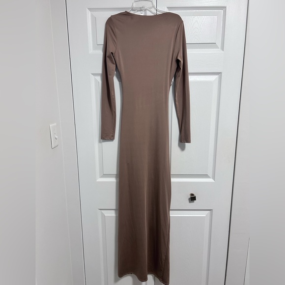Taupe cut out dress - Picture 3 of 9